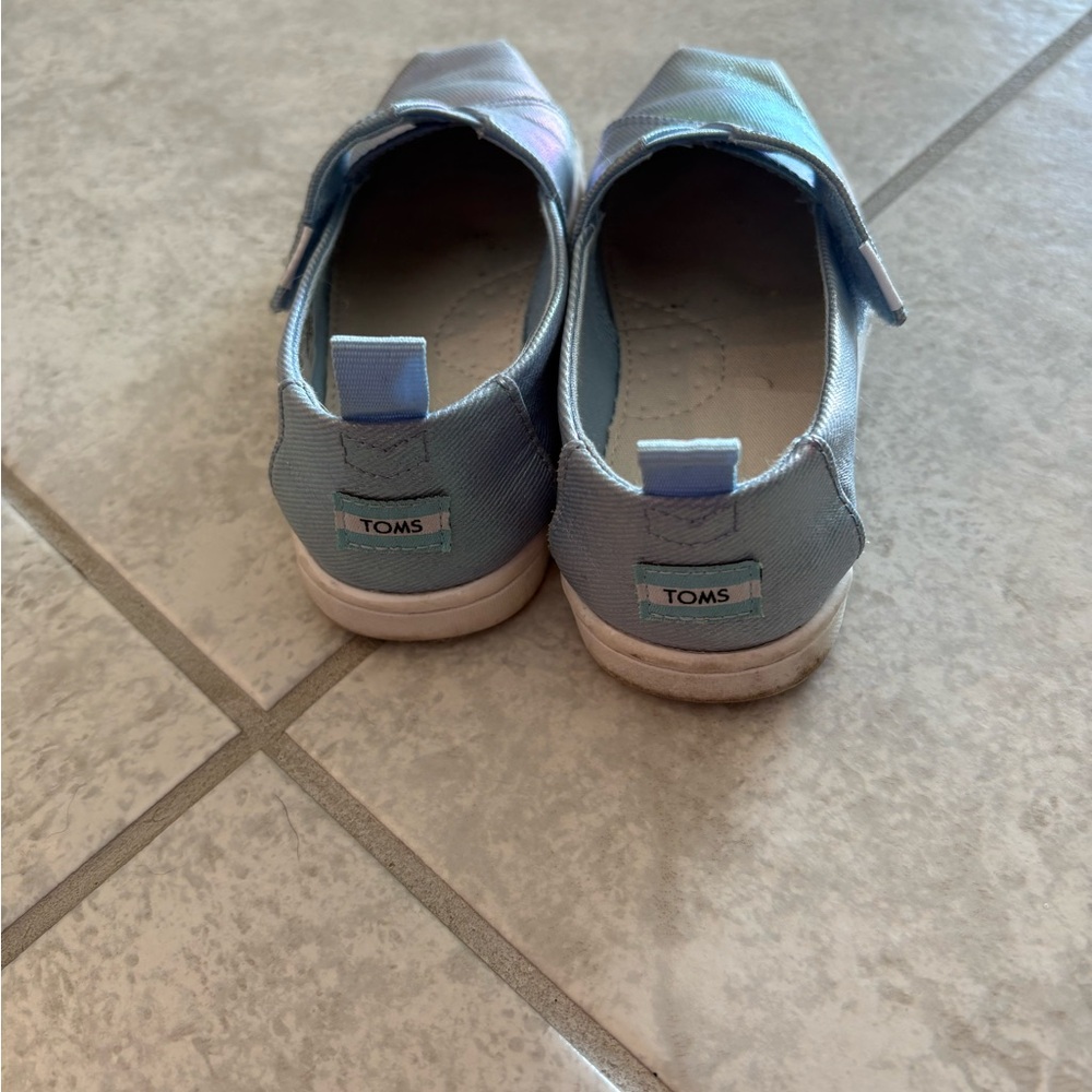 TOMS Kids Iridescent Blue Sneakers - Picture 3 of 4